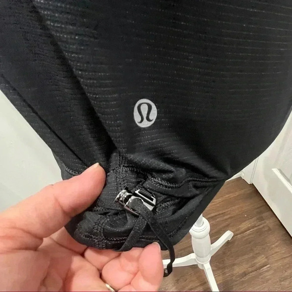 Lululemon Workout tank with elastic adjustable waist pull size 4 - Picture 4 of 10